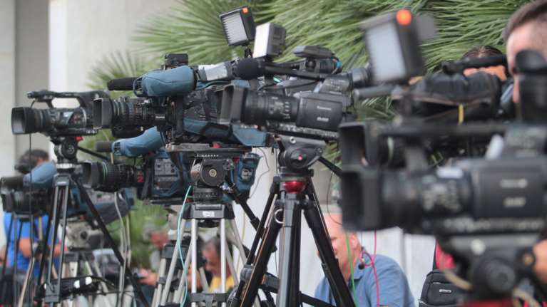 Τα πολιτικά παρασκήνια πίσω από τις άδειες της τηλεόρασης