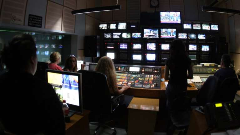 Le Monde: "Ο Τσίπρας κατάφερε να πληρώσουν οι καναλάρχες"