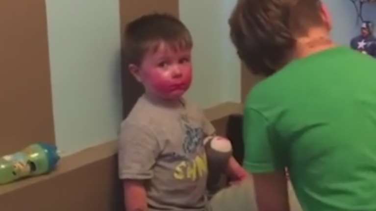 Η αντίδραση μπόμπιρα που &quot;ανακάλυψε&quot; το... κραγιόν της αδελφής του