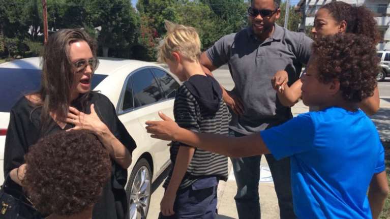 Η Τζολί αγοράζει αρκούδο στη μέση του δρόμου! video