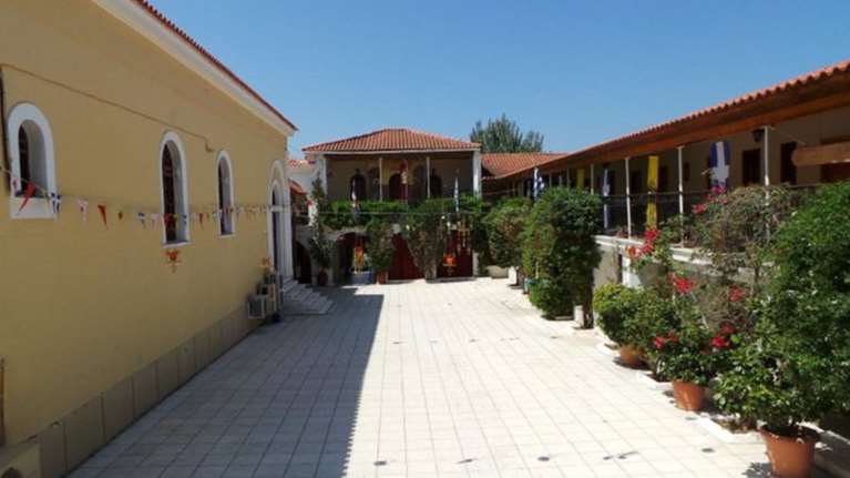 Πήγαν για...μνημόσυνο και άρπαξαν το παγκάρι