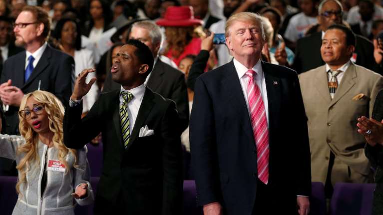Κι όμως... ο Τραμπ χορεύει σε εκκλησία μαύρων