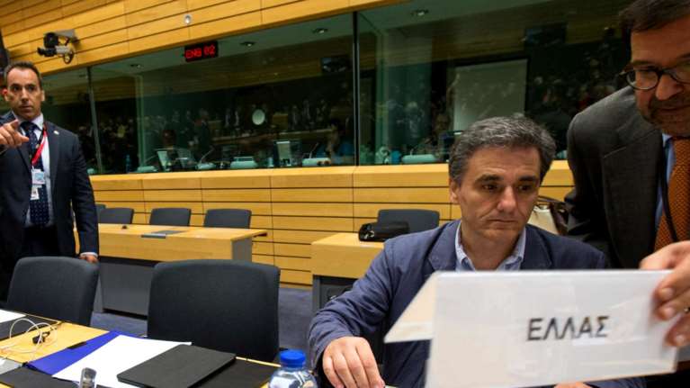 Handelsblatt: Η ΕΕ δεν θα εγκρίνει τη δόση των 2,8 δισ. για Ελλάδα