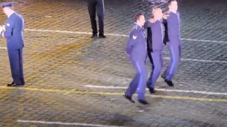 Με συρτάκι η πολεμική αεροπορία μάγεψε το κοινό στην κόκκινη πλατεία