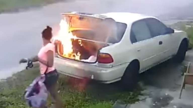 Ηθελε να εκδικηθεί τον πρώην της, έκαψε λάθος αυτοκίνητο