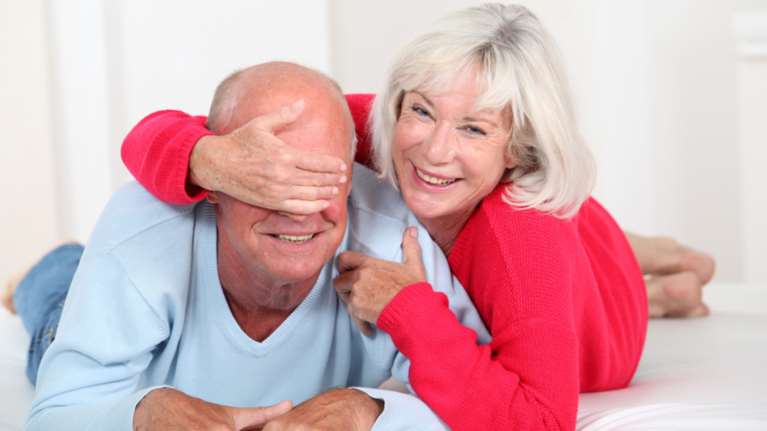 Γιατί το σεξ μετά τα 60 ωφελεί τις γυναίκες αλλά όχι τους άνδρες