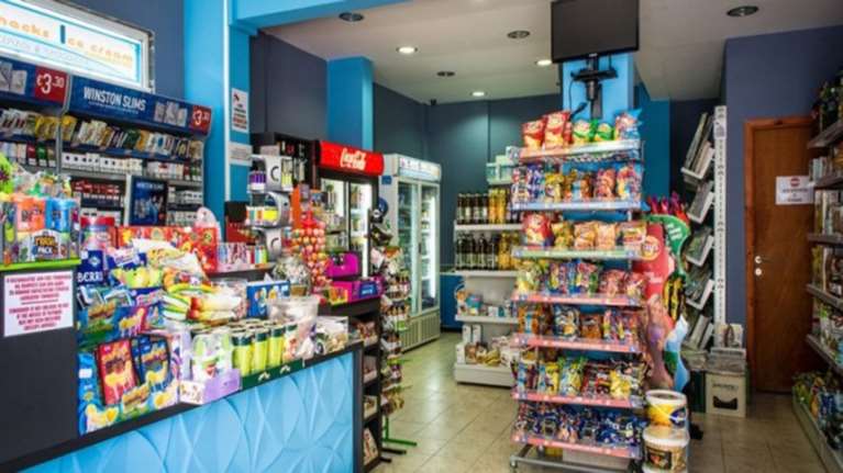 Απέσυραν τροπολογία για απαγόρευση πώλησης τσιγάρων στα ψιλικατζίδικα