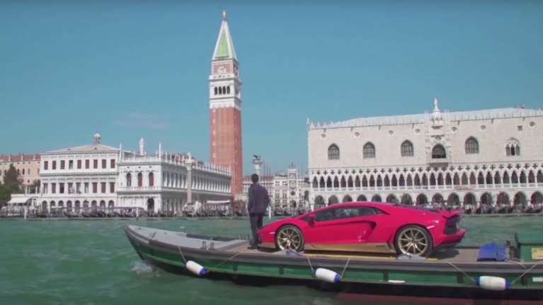 Πόσο πιο ρομαντικό; Με μία Lamborghini στα κανάλια της Βενετίας