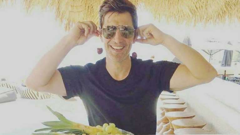 Ο Σάκης ζήλεψε την Κάτια και ανέβασε δική του selfie από το κρεβάτι