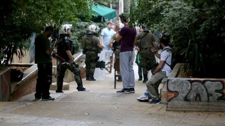 Ρουβίκωνας κατά ΕΛΑΣ για τα ναρκωτικά στα Εξάρχεια