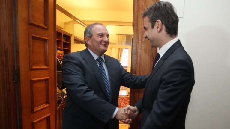 Μηνύματα «εκεχειρίας» από Καραμανλή προς Μητσοτάκη