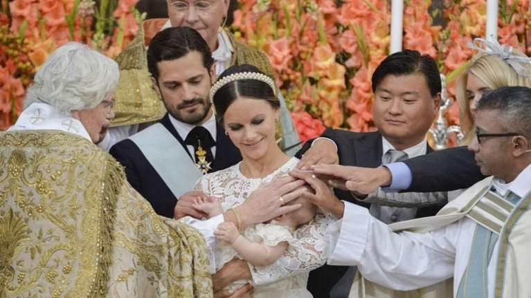 Η Σουηδία βάφτισε τον μικρό της πρίγκιπα σε live μετάδοση [Εικόνες]