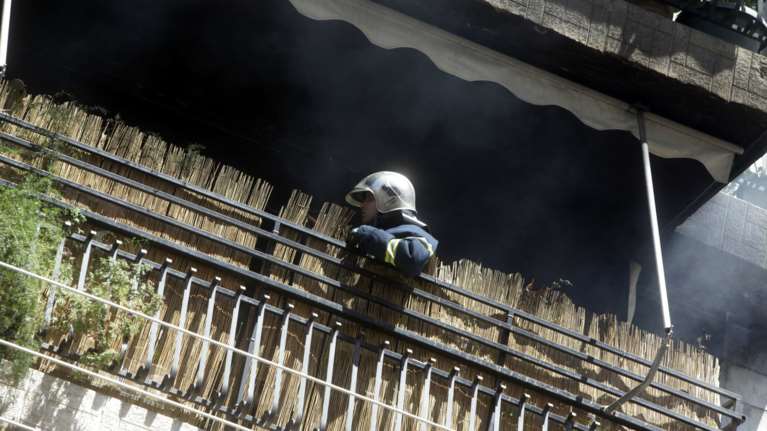 Ενας τραυματίας από φωτιά σε διαμέρισμα στην Κυψέλη