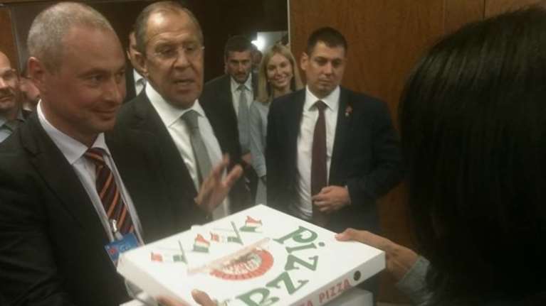 Κέρι και Λαβρόφ κέρασαν ...πίτσες και βότκα τους δημοσιογράφους