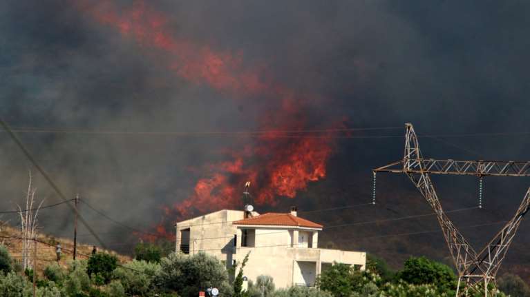 Μεγάλη πυρκαγιά στη Θάσο, εκκενώθηκε χωριό
