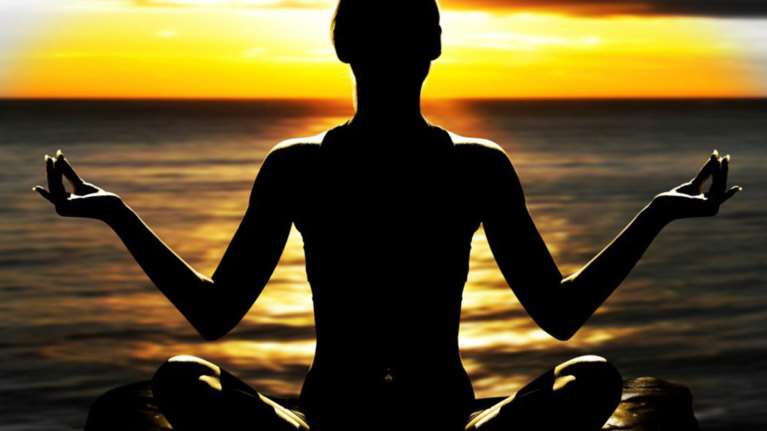 Τα πέταξε όλα κι έκανε γιόγκα στο...αεροδρόμιο!