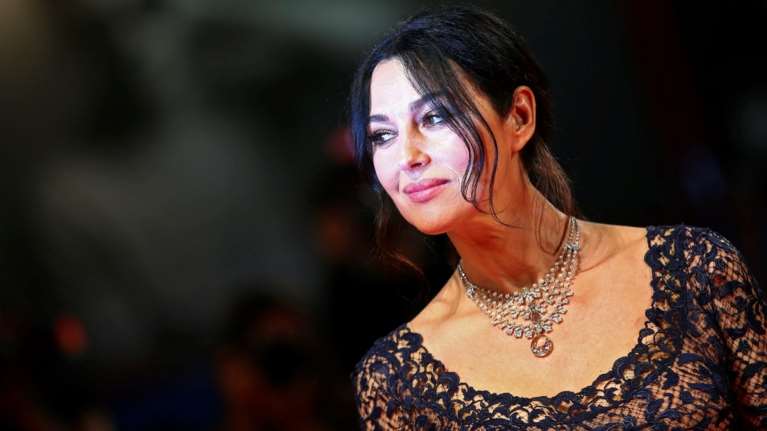 Μπελούτσι στη Βενετία:Το κολιέ των 5.000.000 &amp; η τέχνη της φυσικής ομορφιάς