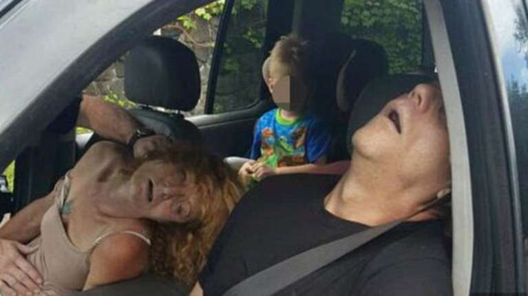 Εικόνα-σοκ:Εξαρτημένοι οδηγοί με παιδί στο πίσω κάθισμα