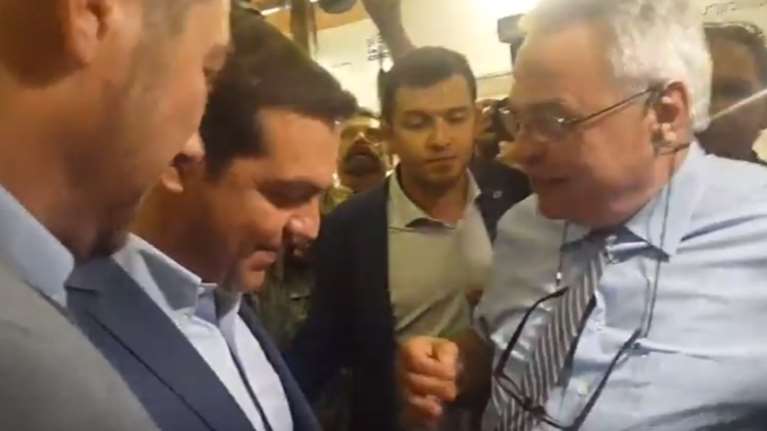 ΔΕΘ: Ζαχαροπλάστες από την Ξάνθη κέρασαν καριόκα τον Τσίπρα