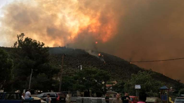Εκτός ελέγχου η πυρκαγιά στη Θάσο, κάηκαν σπίτια