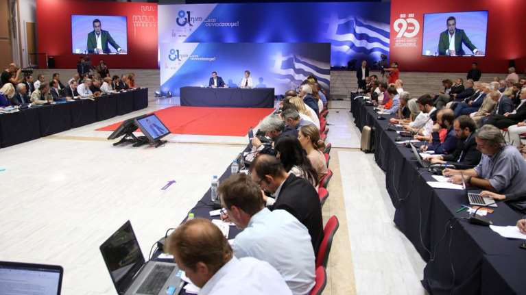 "Ευχολόγια" για την οικονομία, εκνευρισμός για τα κανάλια