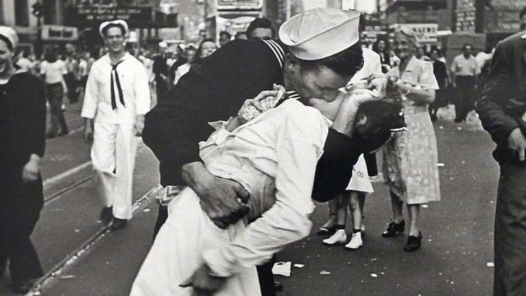 Εφυγε η νοσοκόμα του περίφημη φιλιού σε Times Square αλλά όχι οι αμφιβολίες