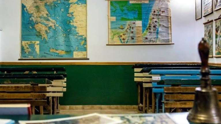 Το παλιό αλφαβητάρι, ο μαυροπίνακας &amp; τα ξύλινα θρανία