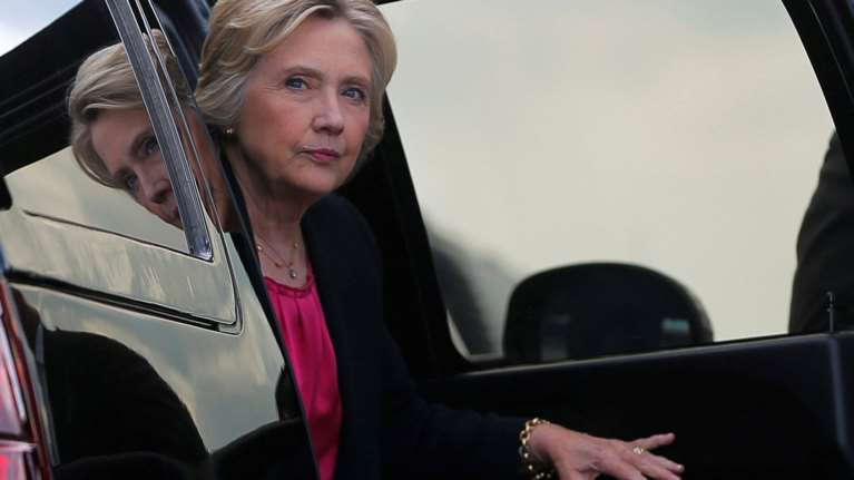 Nέα δεδομένα στο προεκλογικό σκηνικό από τα προβλήματα υγείας της Χίλαρι