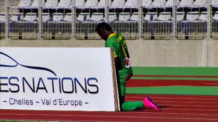 Ποδοσφαιριστής «ξαλαφρώνει» πίσω από πινακίδα- VIDEO