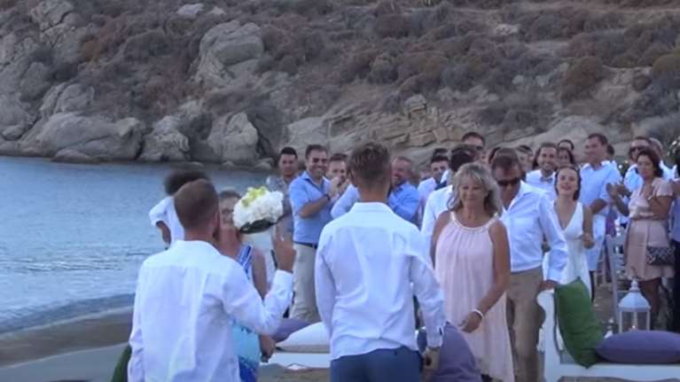 Πρώτος gay γάμος στη Μύκονο: Πέταξαν και ανθοδέσμη