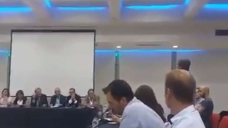 Συνταξιούχος «μπούκαρε» στη συνέντευξη Κατρούγκαλου