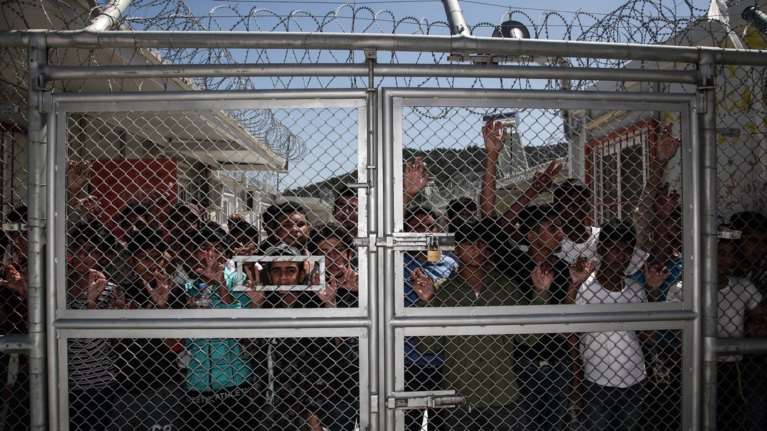 Αντιδράσεις σε όλη την Ελλάδα για hotspots &amp; προσφυγικό