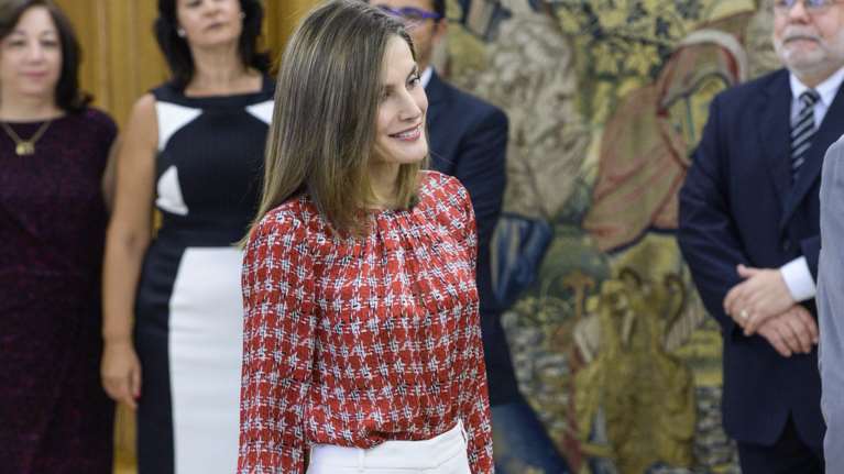 Τα κατακόκκινα πέδιλα της ανησυχητικά αδύνατης Βασίλισσας Λετίσια