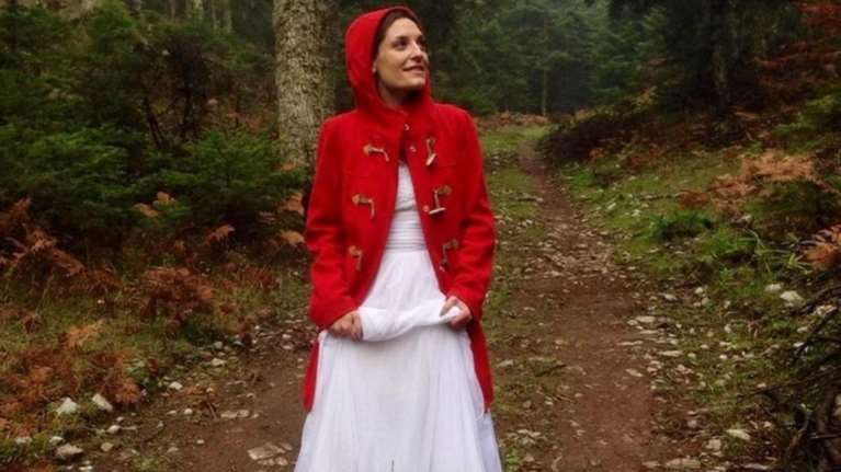 Νεαρή γυναίκα μεταμόρφωσε ένα χωριό της Λαμίας σε υπέροχο παραμύθι