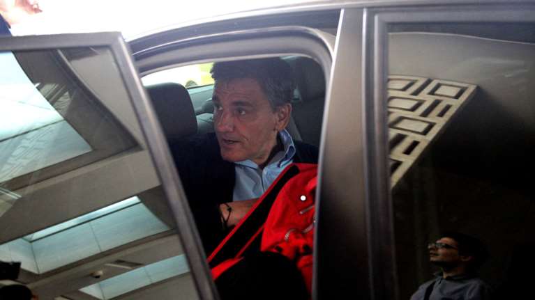 Θεσμοί: Βρείτε τώρα 900 εκατομμύρια ή κόψτε επιδόματα