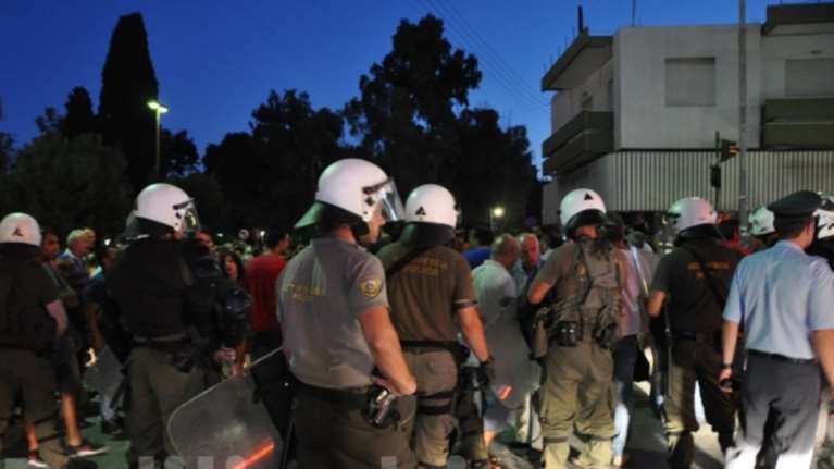 Νύχτα ταραχών στη Χίο στην πορεία για τους πρόσφυγες