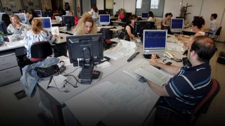 Τρόικα: Μειώστε μισθούς, παγώστε προσλήψεις στο Δημόσιο