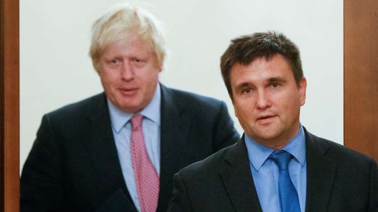 Μπόρις Τζόνσον στην Ιταλία: Να γυρίζετε τους πρόσφυγες πίσω στη Λιβύη