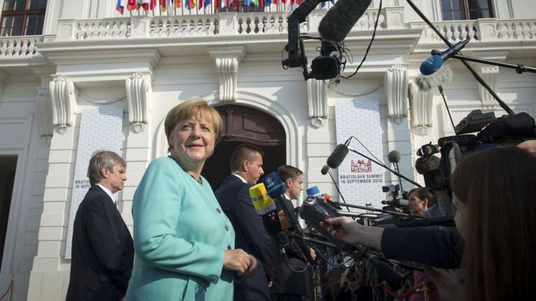 Mέρκελ από Μπρατισλάβα: Κρίσιμη η κατάσταση στην ΕΕ