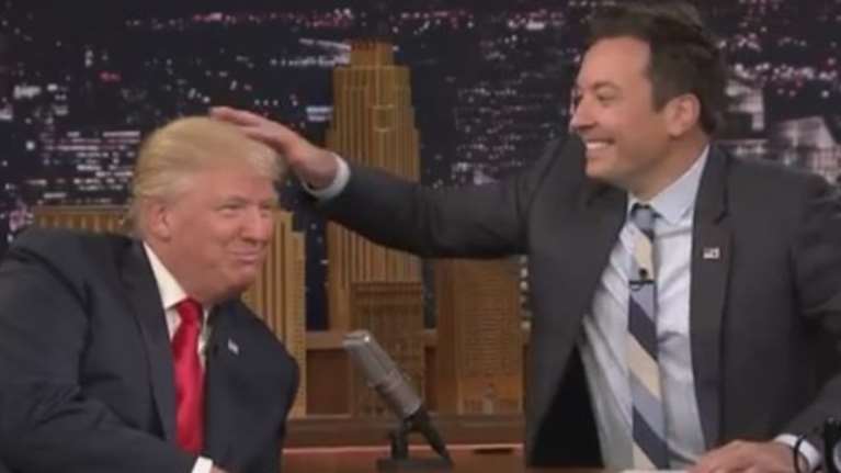 Φοράει περούκα ο Τραμπ; Ο Φάλον ανακάτεψε τα μαλλιά του για να δει...