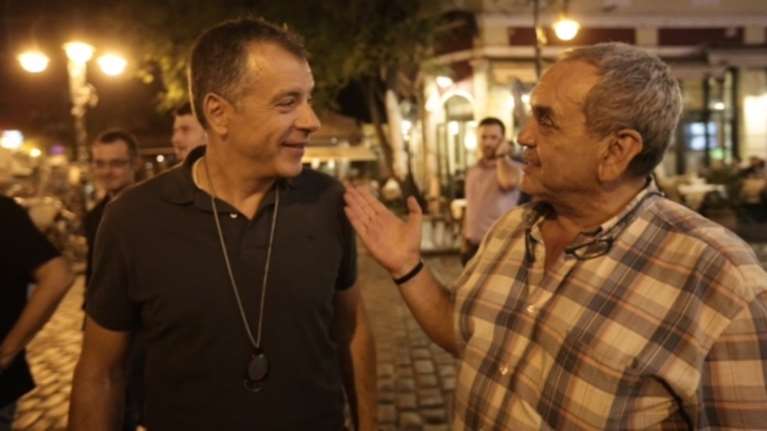 Στα Λαδάδικα με γνωστό φωτογράφο ο Σταύρος Θεοδωράκης