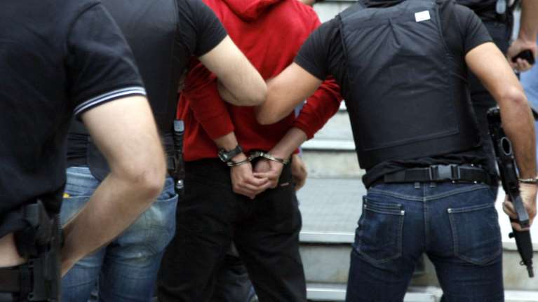 Συλλήψεις μεταναστών στη Χίο για κλοπές και οπλοκατοχή