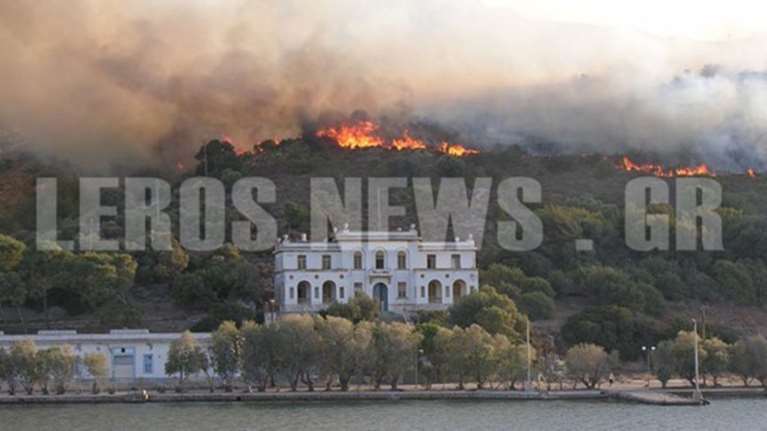 Επεισόδια στο hotspot της Λέρου και μεγάλη πυρκαγιά στο σημείο