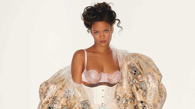 Η Ριάνα ποζάρει σαν Μαρία Αντουανέτα