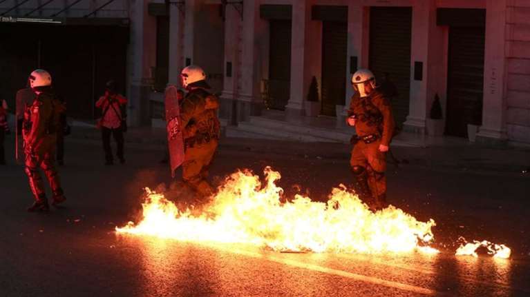 Ολονύκτια «μάχη» με κουκουλοφόρους στην Πατησίων