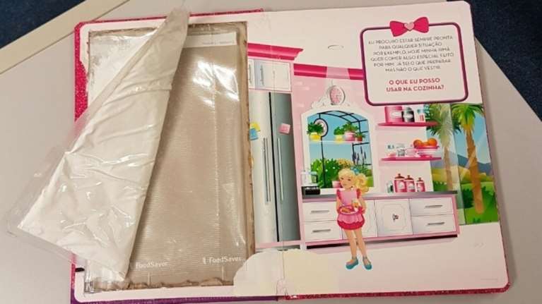 Έκρυβε 3,5 κιλά κοκαΐνη μέσα σε ...παιδικά βιβλία [εικόνες]