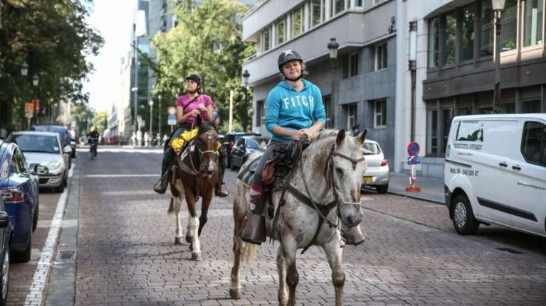 Γιατί άφησαν τα αυτοκίνητα στις Βρυξέλλες;