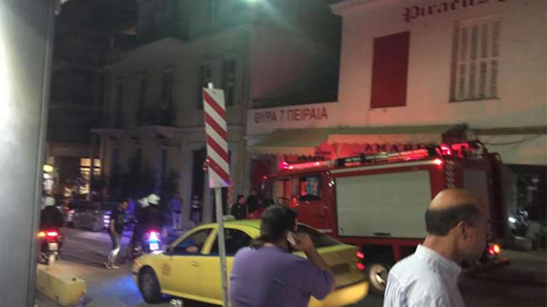 Μολότοφ στον κεντρικό σύνδεσμο φιλάθλων του Ολυμπιακού στον Πειραιά