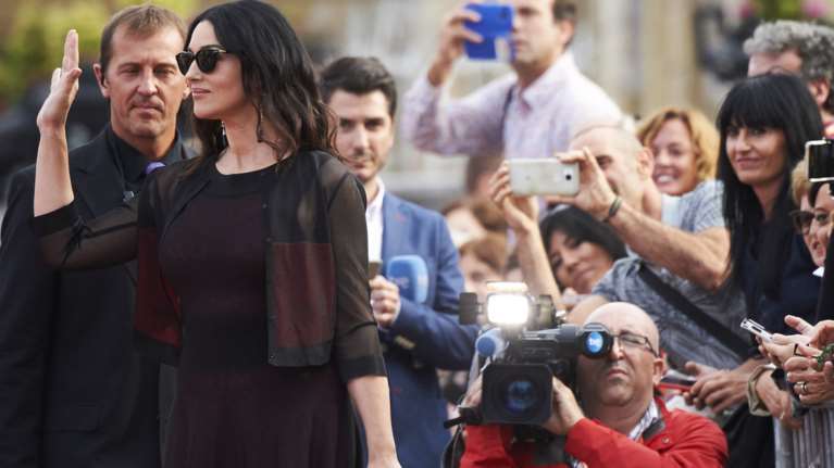 Ολα τα φλας στην αισθησιακή Μόνικα Μπελούτσι - η νέα της εμφάνιση