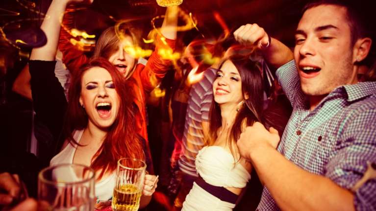 Από 13 χρόνων τα ελληνόπουλα στο αλκοόλ , πρωταθλητές  και το τζόγο